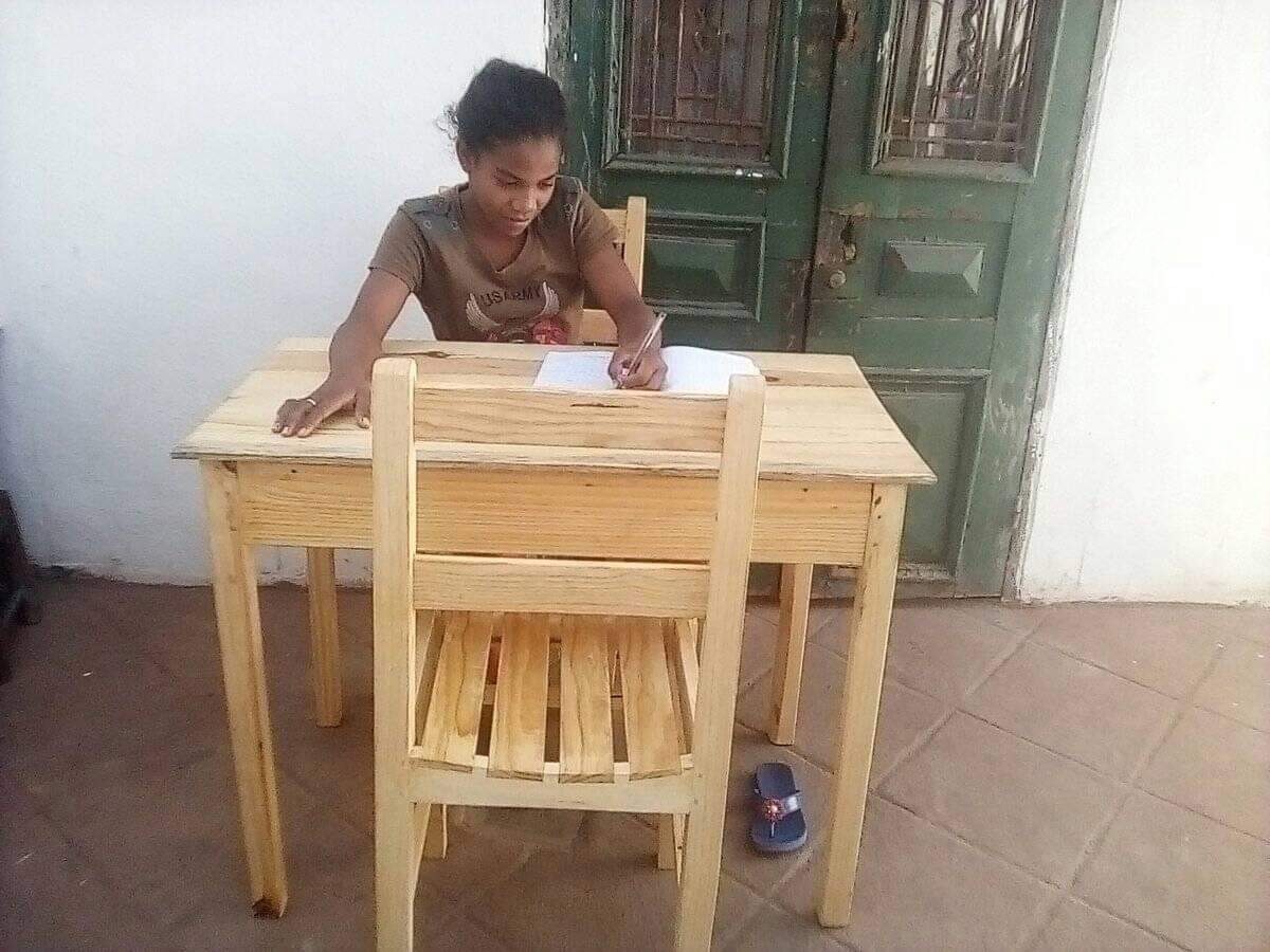 Chanta étudie avec sa nouvelle table