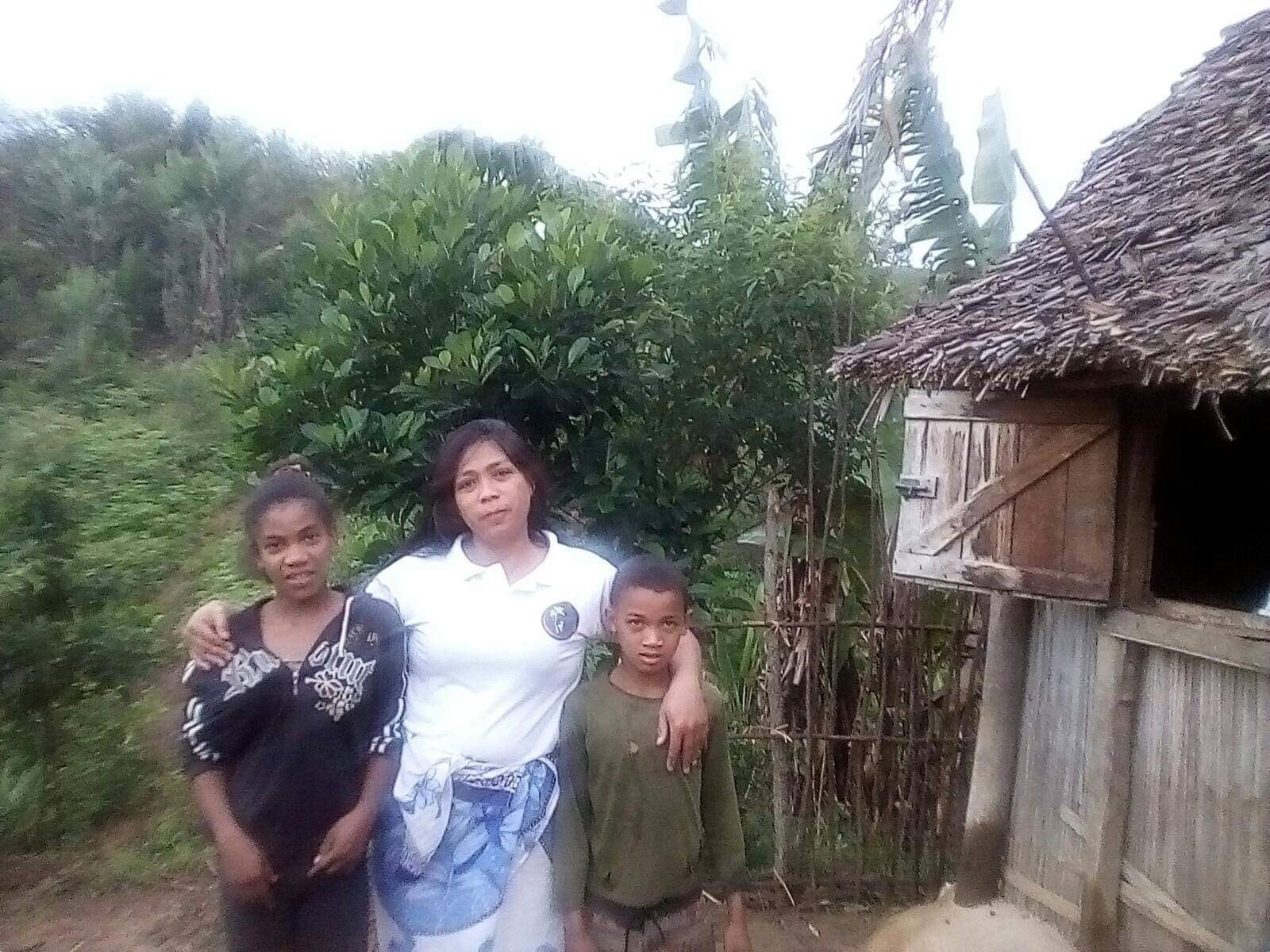 Chantal et Nandrianina avec la présidente de l'association Mandrato