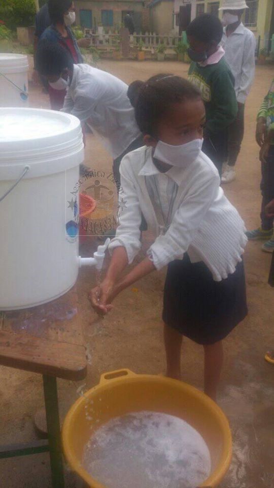 Covid 19 Lavage des mains petite fille - Zazany Madagascar