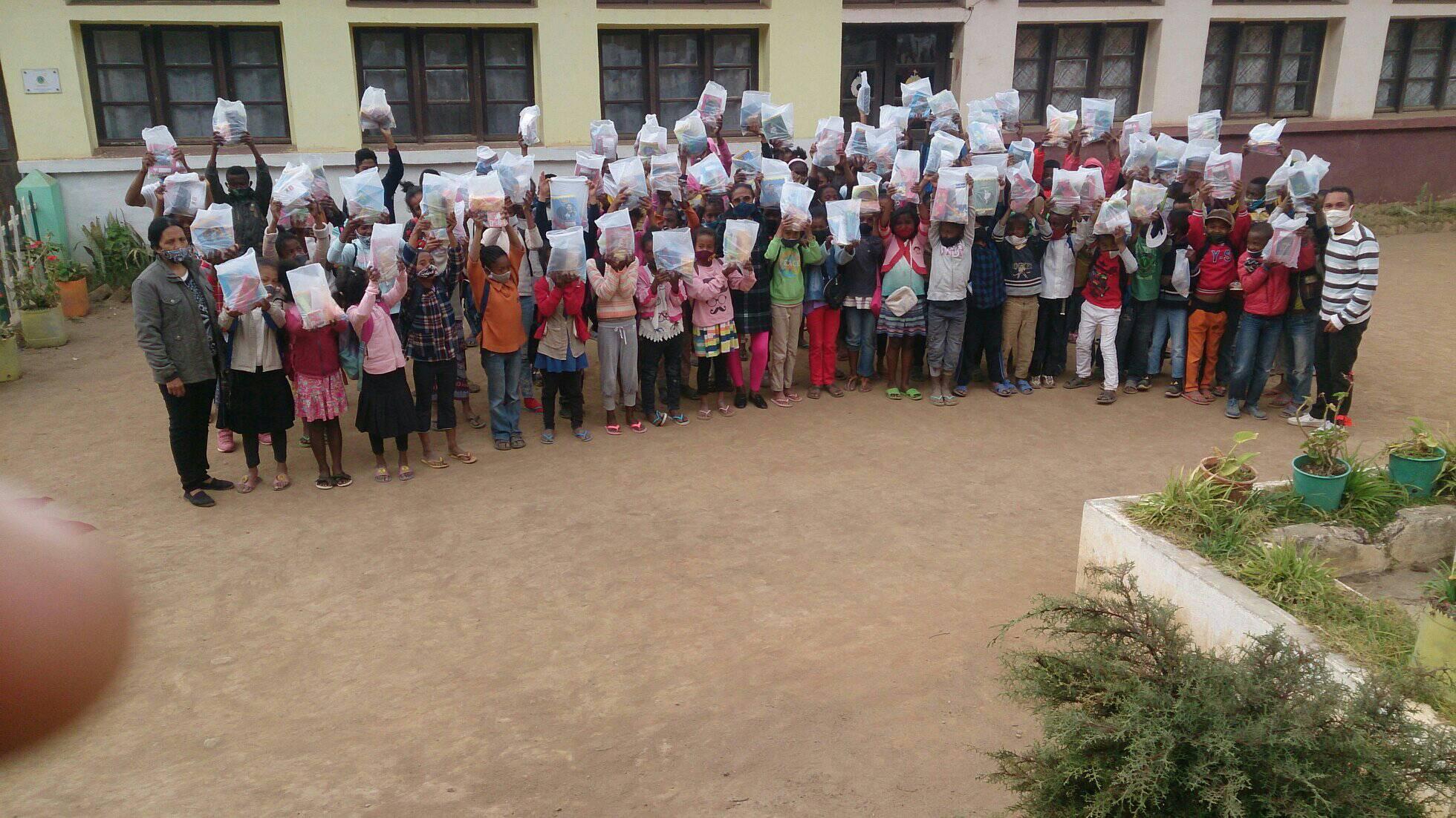 Distribution de kits scolaires EPP Anosisoa