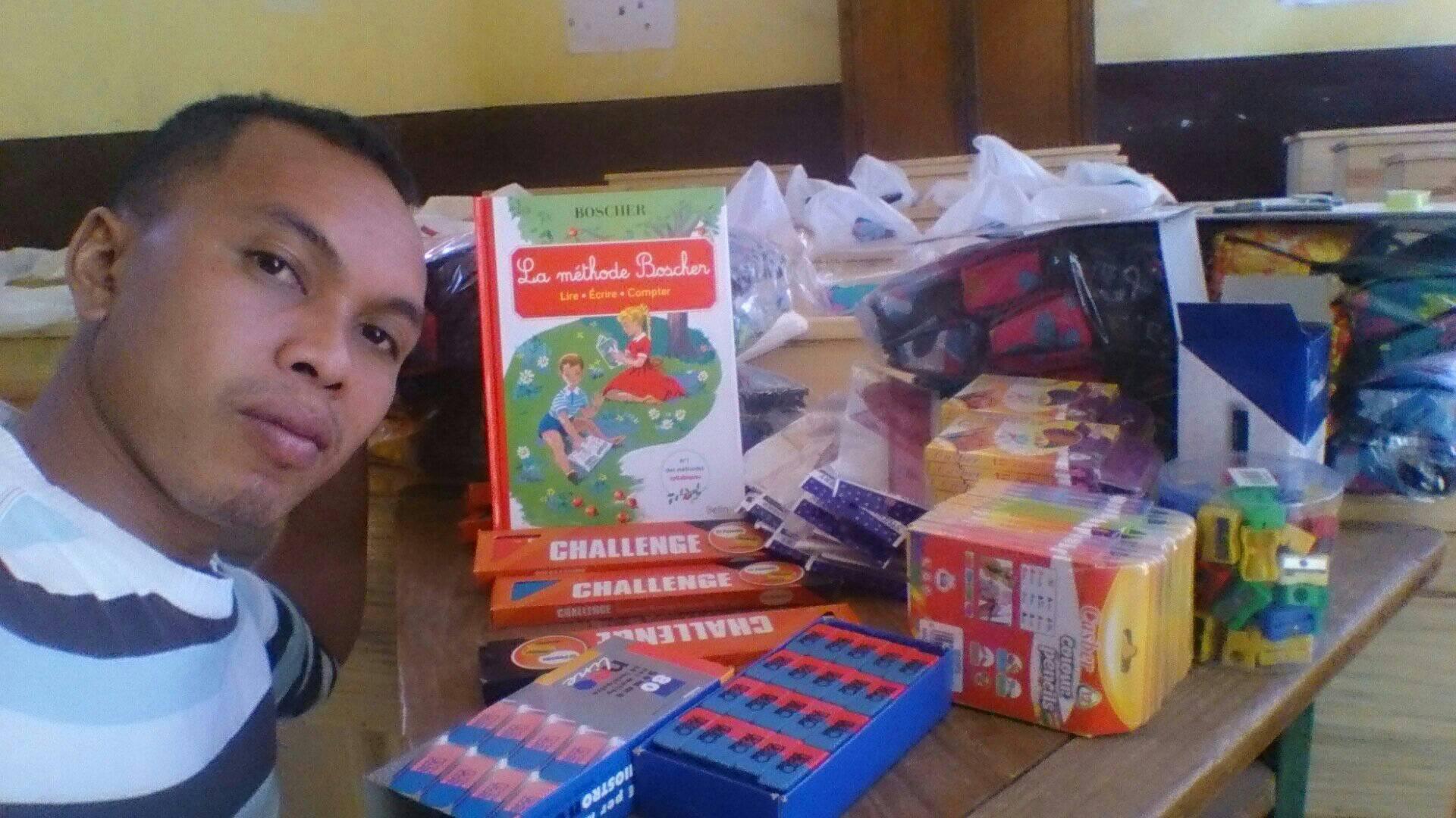 Distribution de Kits Scolaires EPP Anosisoa