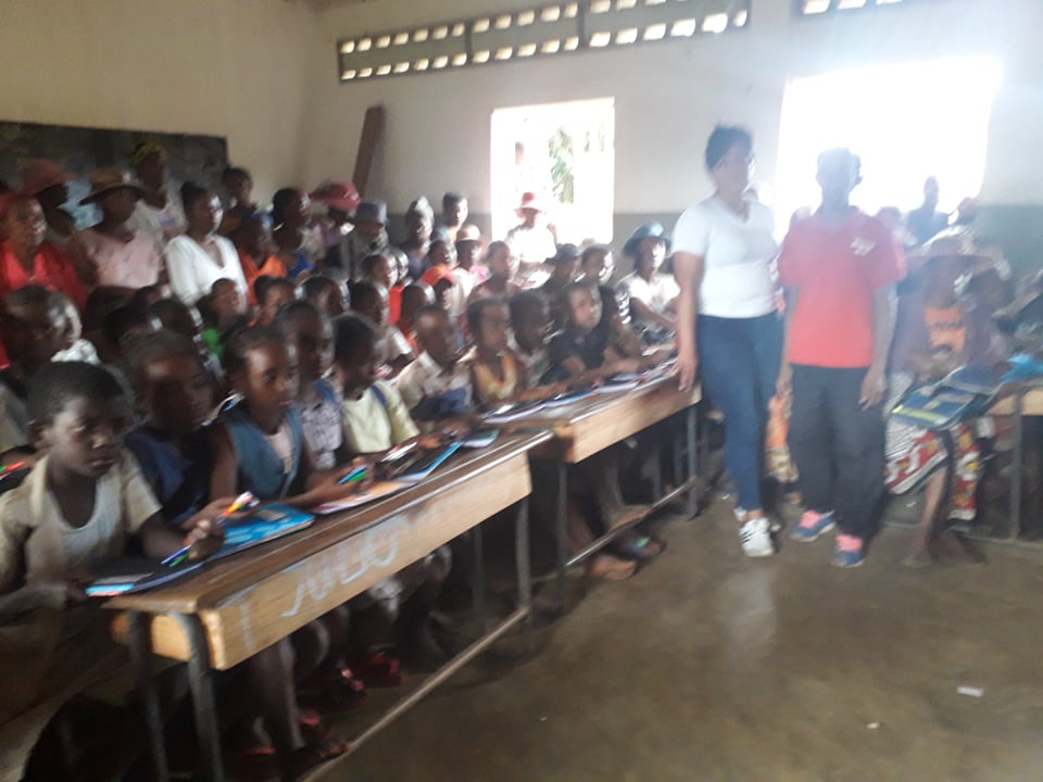 Distribution de kits scolaires au village d'Ambalatenina
