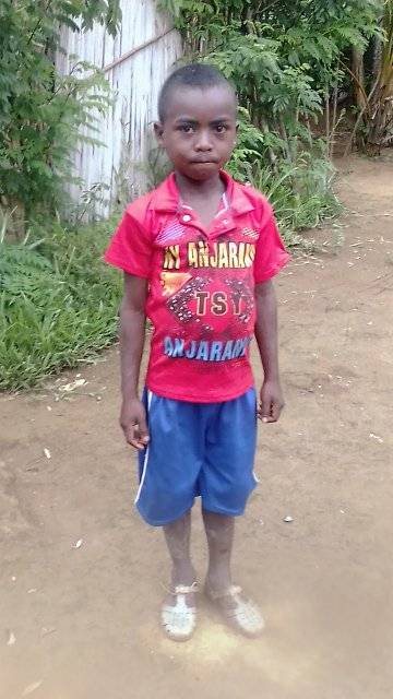 Dino - un jeune garçon à Madagascar