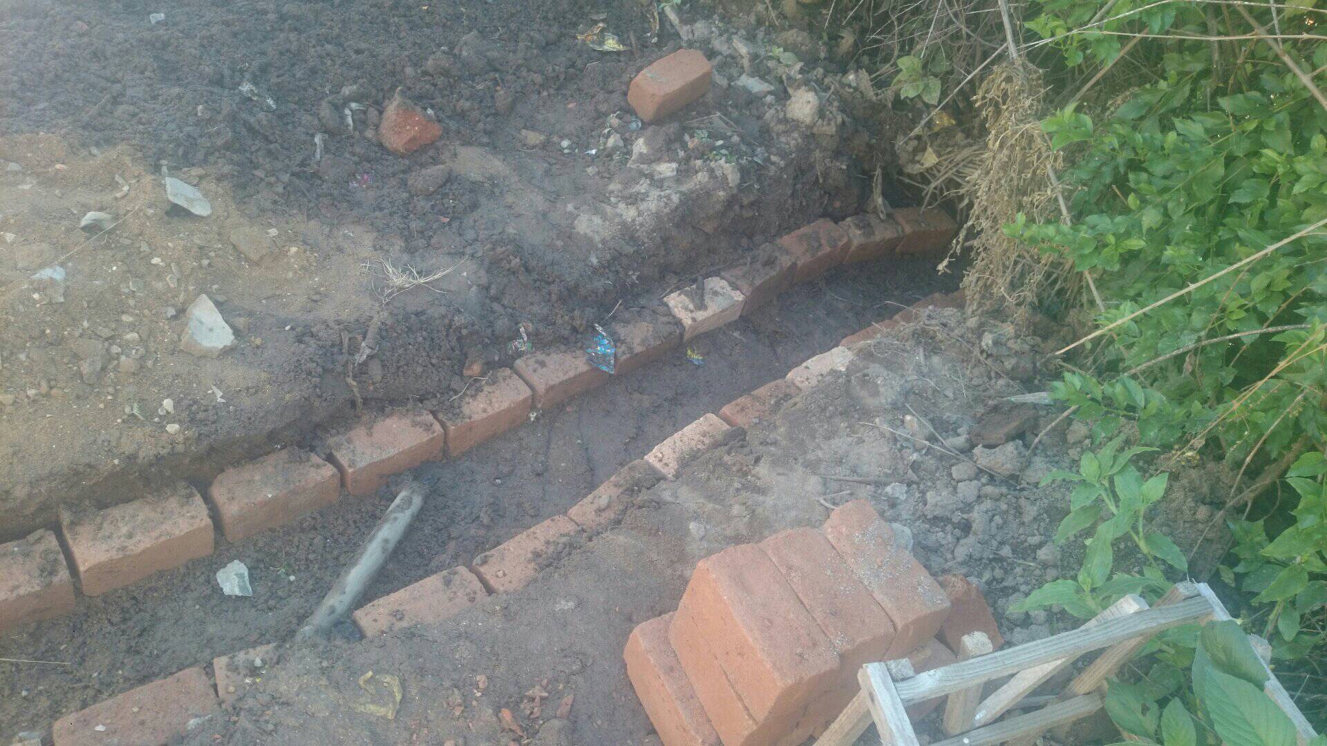 Zazany Madagascar aide l'école Anosisoa dans la réhabilitation des blocs sanitaires