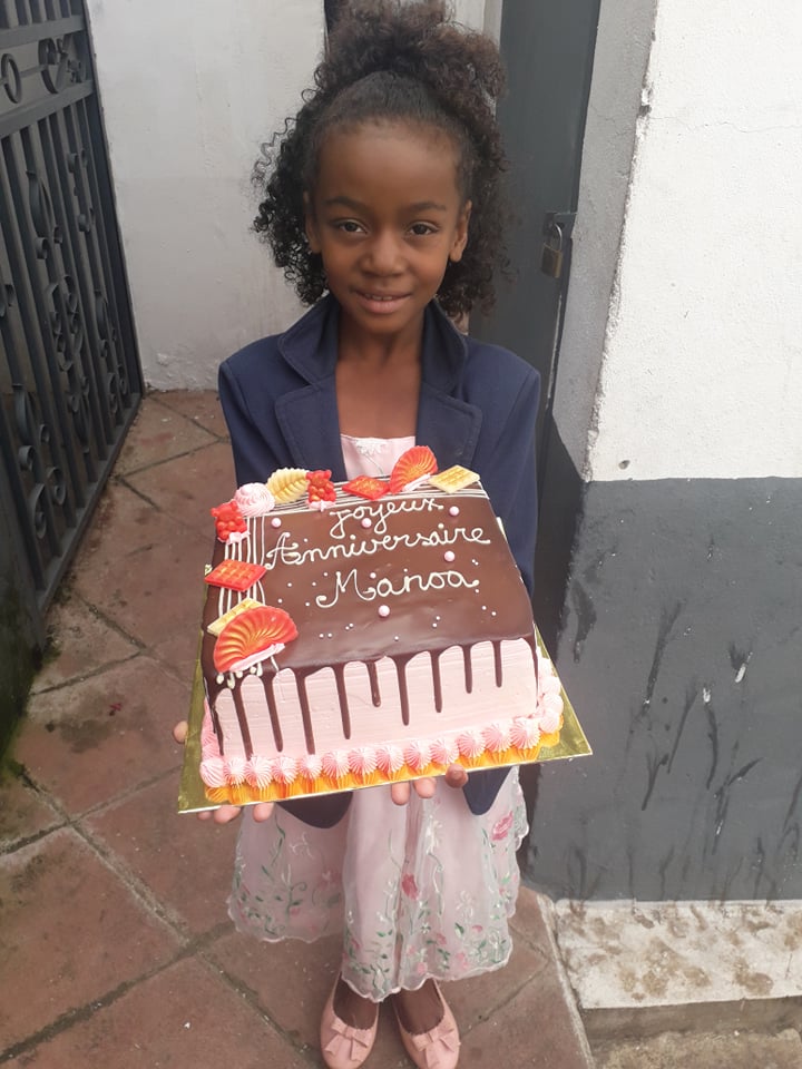 Manoa avec son gâteau d'anniversaire