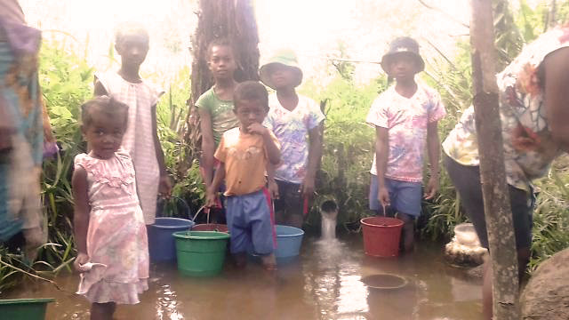 enfants cherchant eau dans la rivière