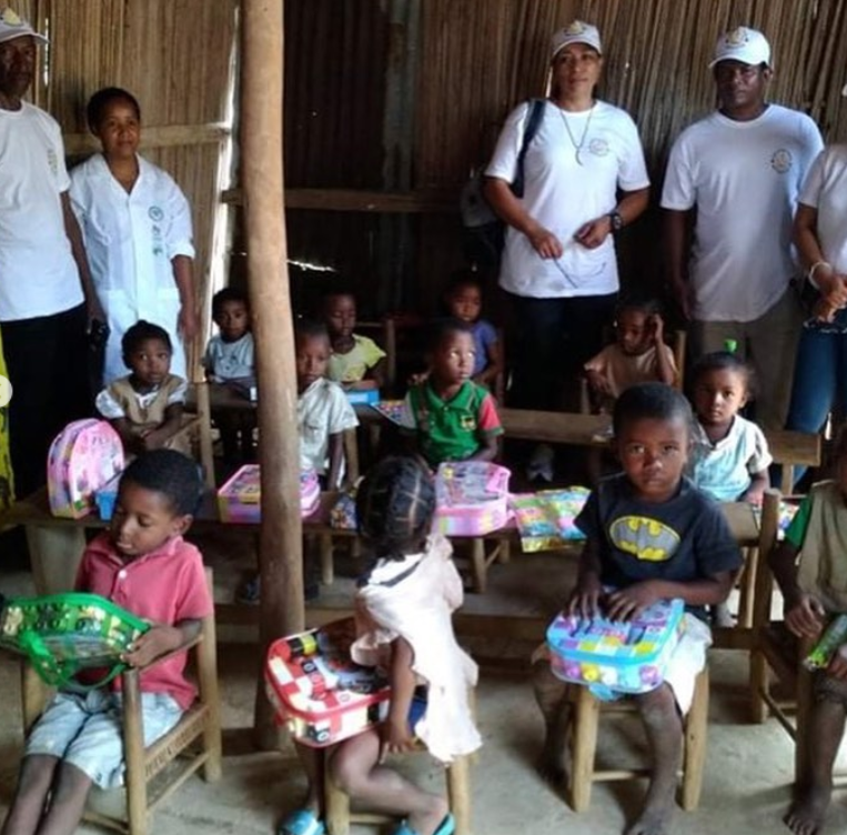 Dons de jouets village Ambalatenina